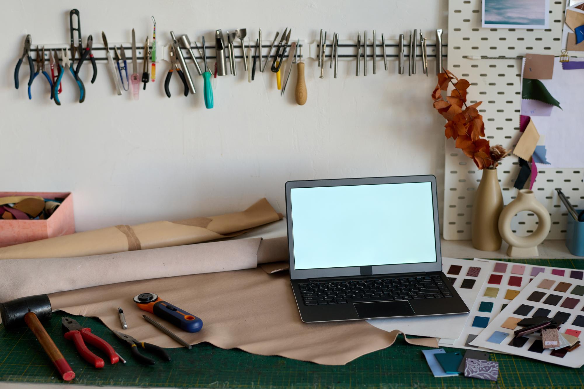 Studio con strumenti per ricamo